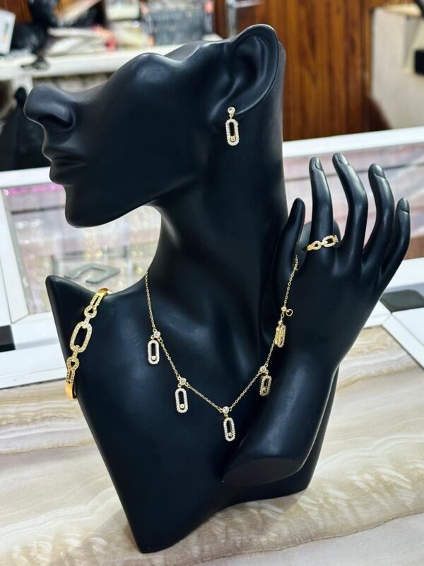 Parure inoxydable dorée – Collier, BO, bague & bracelet strass
