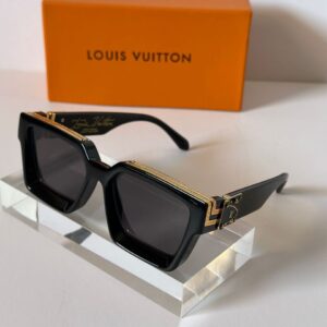 Yeli’s Glasses – Lunettes Louis Vuitton Noires à Détails Dorés