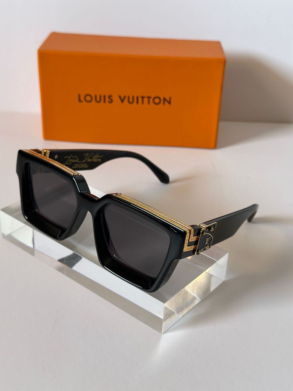 Yeli’s Glasses – Lunettes Louis Vuitton Noires à Détails Dorés