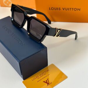 Yeli’s Glasses – Lunettes Louis Vuitton Noires Logo LV Doré