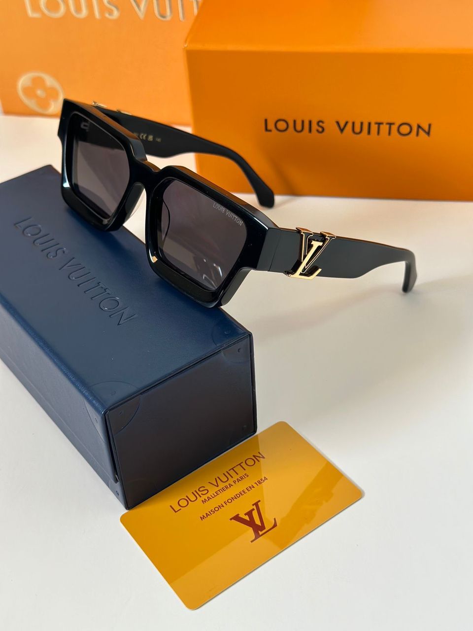 Yeli’s Glasses – Lunettes Louis Vuitton Noires Logo LV Doré