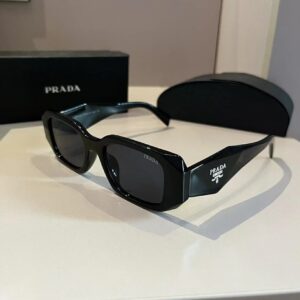 Yeli’s Glasses – Lunettes Prada Noires