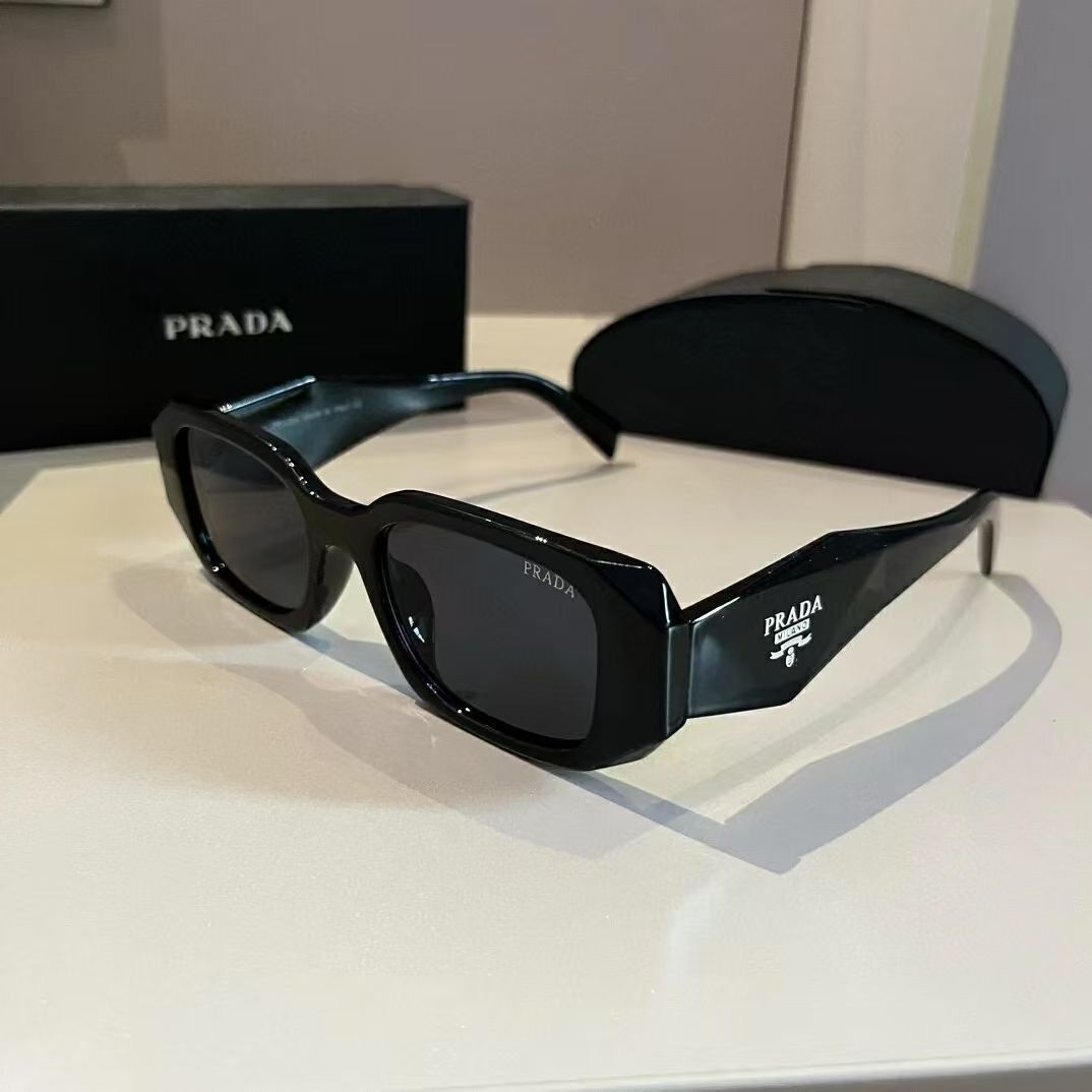 Yeli’s Glasses – Lunettes Prada Noires
