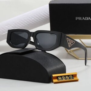 Yeli’s Glasses – Lunettes Prada Noires Géométriques Logo Doré