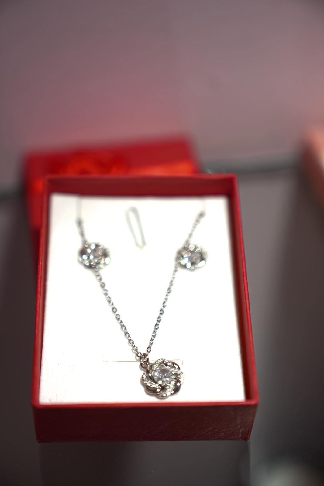 Coffret Bijoux Argenté | Collier & Boucles Élégantes Femme